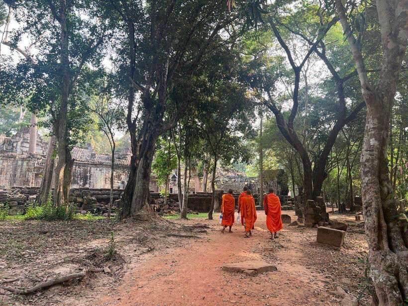 1-Day Angkor Wat Private Tour with Spanish Tour Guide. - 8:30 AM at Angkor Wat, the right place to begin