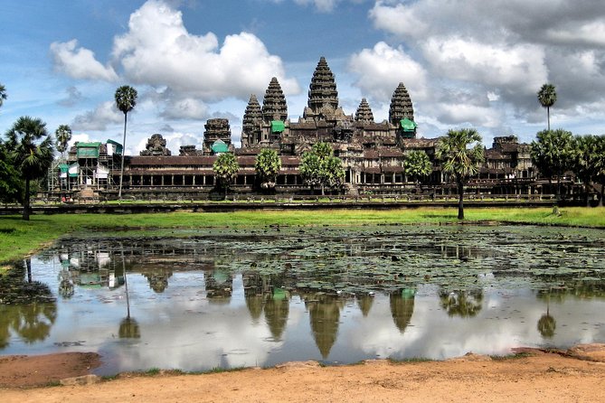 1-Day Angor Wat Small Circuit Tour with Sunset - Angkor Wat starts the day with a timing question