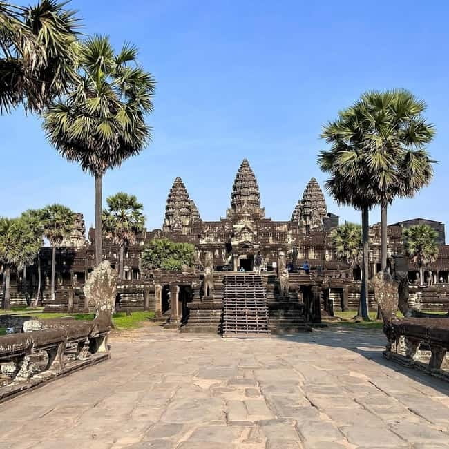 1-Day Trip to Angkor Wat with a Private or Shared Guide in Spanish - What the US$40 tour price really covers
