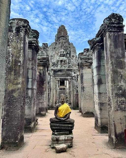 1-Day Trip to Angkor Wat with a Private or Shared Guide in Spanish - Lunch beside Srah Srang