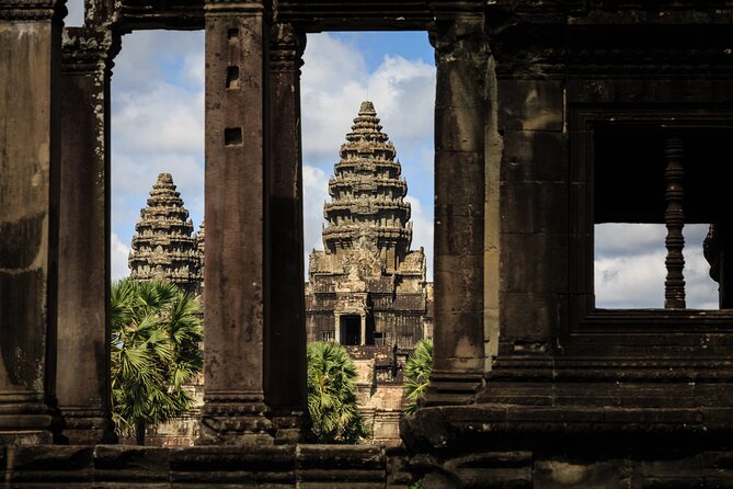 2-Day : Angkor Sunrise, Kompong Phluk Sunset & Banteay Srei Tour - Ta Prohm and Bayon, two very different temples