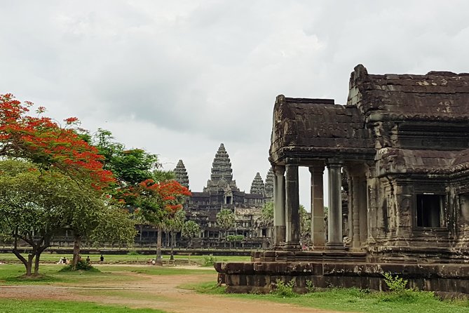 2 Day private tour: Small tour, Big tour, sunrise and sunset,floating village. - Day Two: Angkor Wat Sunrise and Banteay Srei