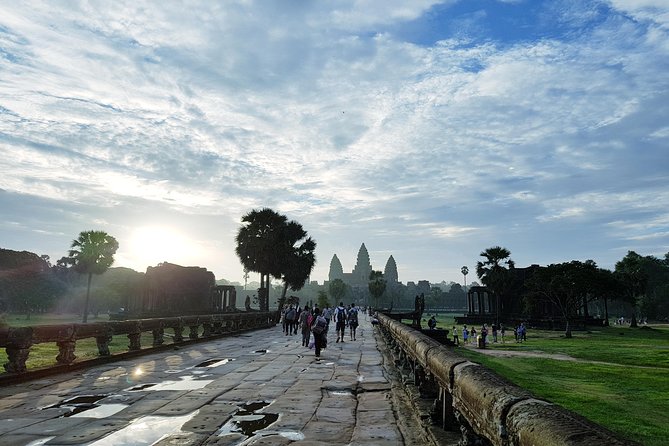 2 Day private tour: Small tour, Big tour, sunrise and sunset,floating village. - What the Guide Adds to the Temples