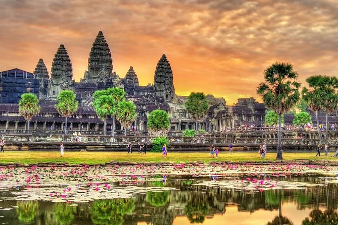 3-Day Tour(Unforgettable Angkor Temple Complex, Banteay Srei& Floating Village) - Bayon and the carved heart of Angkor Thom