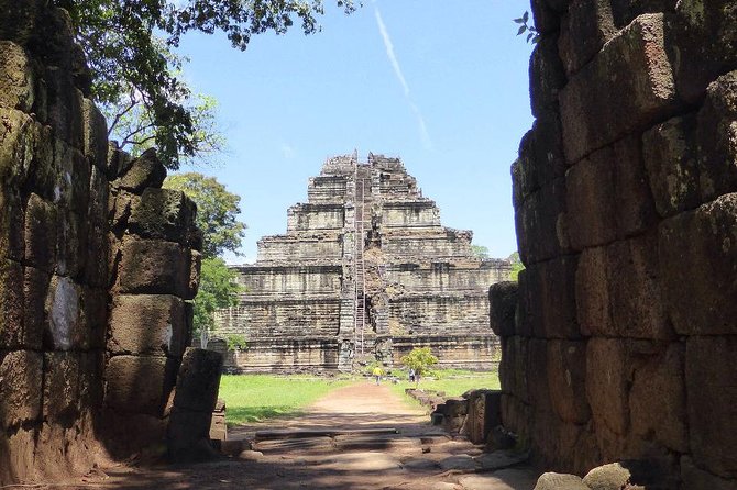 5-Day 'All The Sights' Tour - Day 1: Bayon faces, jungle roots and Angkor Wat