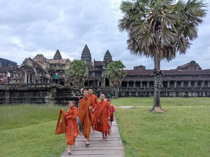 Angkor Cycling Tour - Lunch beside the Elephant Terrace