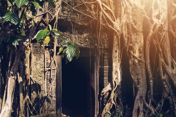 Angkor Thom Ta Prohm and Sunset in Angkor Wat Golden Hour Tour - Angkor Thom and the South Gate figures