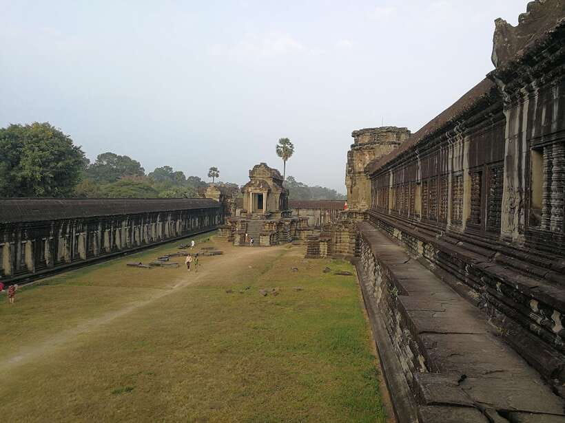 Angkor Wat Full-Day Private Tour with Sunset - Reading the royal terraces