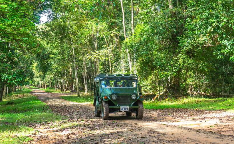 Angkor Wat: Guided Jeep Tour Inclusive lunch at local house - Bayon and its many stone faces