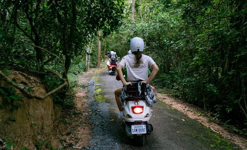 Angkor Wat: Guided Vespa Tour / Tuk Tuk or Car - Lunch near Srah Srang, a welcome pause in the heat