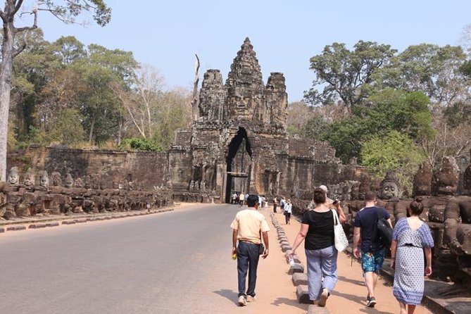 Angkor Wat highlight Tour From Sunrise -Small Group - A small group with useful support