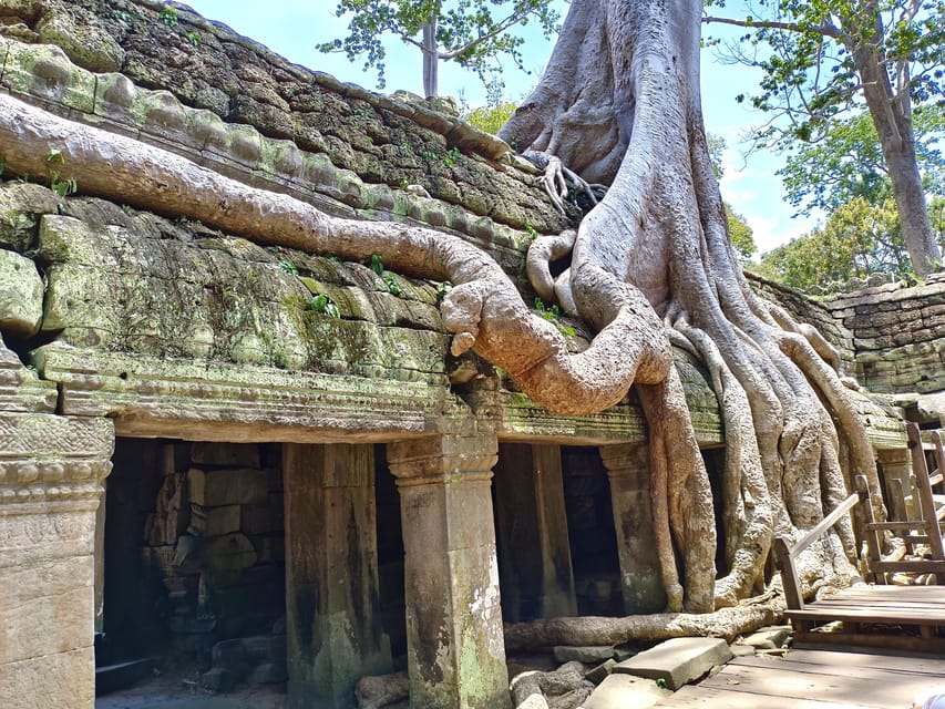 Angkor Wat: Highlights and Sunrise with Spanish Guide - Breakfast and a pause at Srah Srang