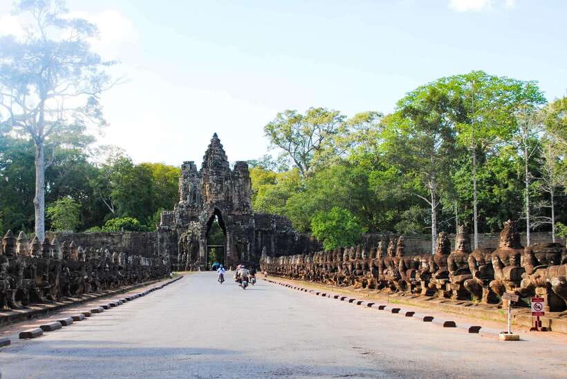 Angkor Wat Small Tour With Private Tuk Tuk - Bayon and its carved stone faces