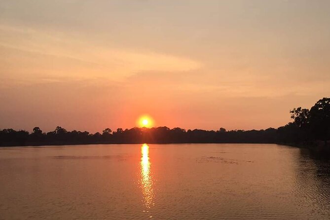 Angkor Wat Sunrise and Tonle Sap Cruise Sunset Tour - Kampong Phluk and life shaped by the lake