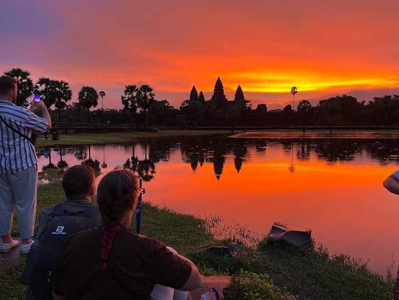Angkor Wat Sunrise Bike Tour With Lunch Included - Lunch beside Sras Srang Reservoir