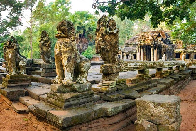 Angkor Wat: Sunrise or Sunset Tours with Tuk Tuk - Bayon’s faces and everyday Khmer scenes