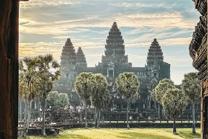 Angkor Wat Sunrise Small-Group 1-Day Tour from Siem Reap - Angkor Wat: three hours around the morning icon