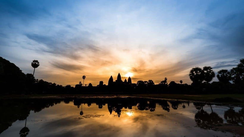 Angkor Wat: Sunrise: Ta Prohm and Bayon Temple Tour - Breakfast at Srah Srang, with a pause in the morning