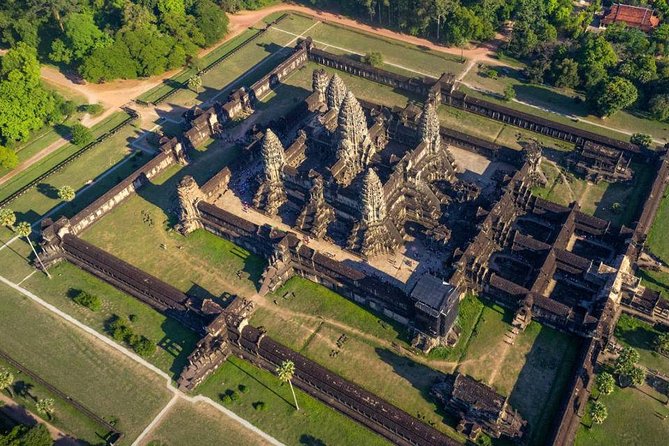 Angkor Wat Sunset Tour - Angkor Thom explains the royal city