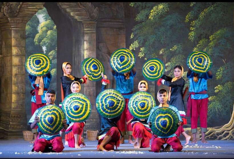 Apsara Performance Including Buffet Dinner & Hotel Pick up - The main drawback: scale and sound