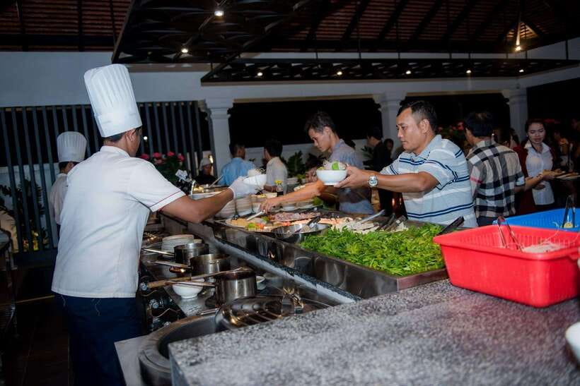 Apsara Traditional Dances & Local Buffet with Tuk-Tuk Ride - What to watch for during the performance