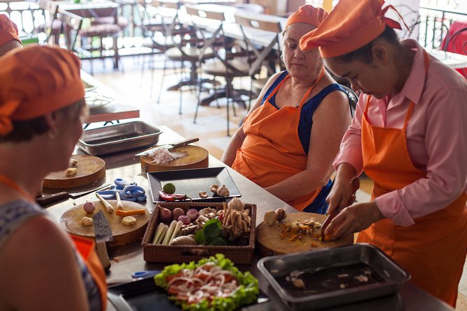 Award-Winning Cooking Class Experience with Professional Teacher - Choosing Between Fish Amok, Curry, and Loc Lac