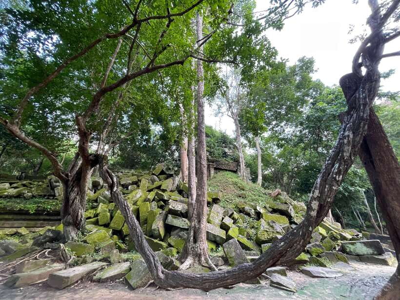 Banteay Srei, Kulen Waterfall & Beng Mealea Small-Group Tour - Peng Takhu, the Amazing Cliff on Kulen Mountain