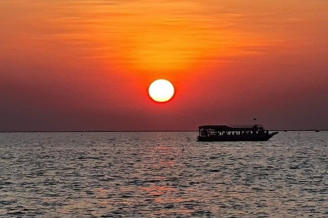Banteay Srei Temple and Kompong Phluk Village Private Tour - Kompong Phluk and the changing water of Tonle Sap