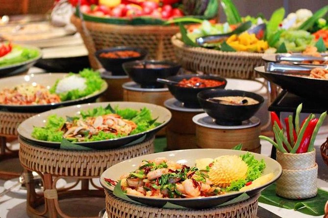 Buffet dinner with Apsara Show (Free 2 ways hotel transfer) - Watching the Apsara performance