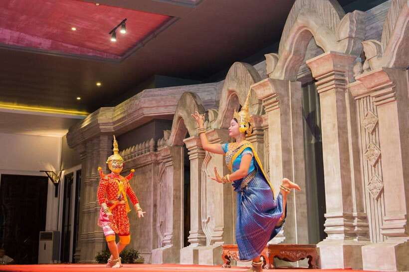 Dinner Show Apsara Dance, Pickup round trip included - Reading the Apsara performance