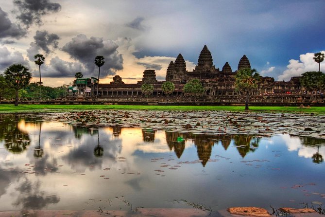 Explore Angkor Wat Temple , Bayon Temple and Jungle Temple Ta-Prohm - Guide Paul and the value of having explanations
