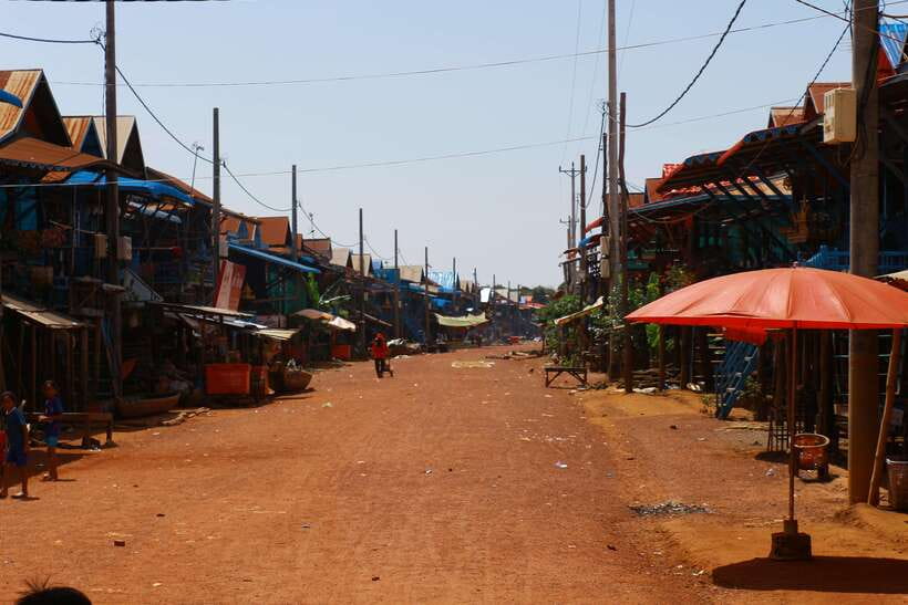Exploring the Enchanting Kampong Phluk Floating Village - What the guide adds to the outing