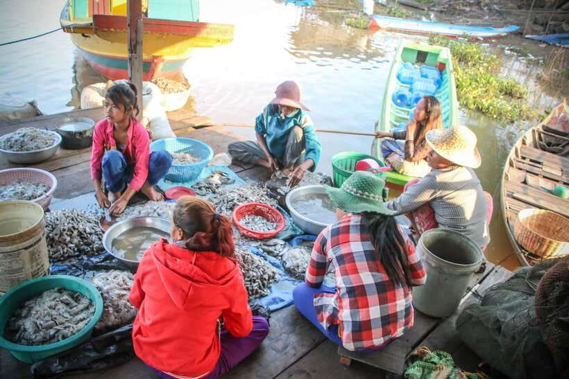 Floating Village and Tonlé Sap Sunset Tour - Meeting a family on the water