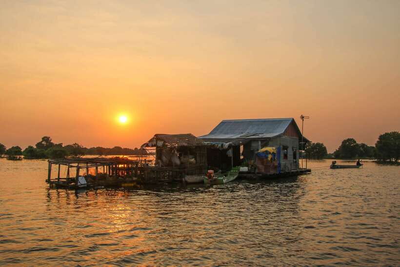 Floating Village and Tonlé Sap Sunset Tour - The scale of Tonlé Sap at sunset