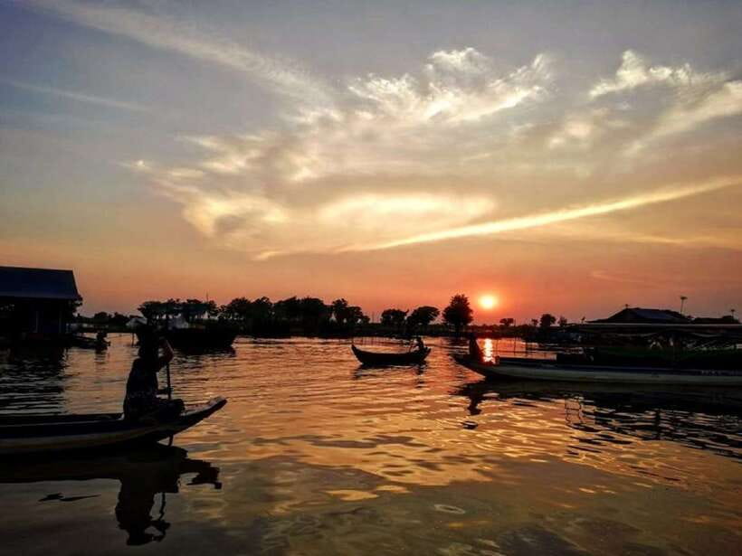 Floating Village and Tonlé Sap Sunset Tour - A 30-minute motorboat ride through narrow waterways