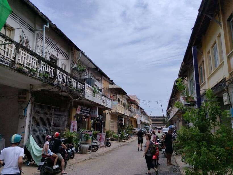 From Siem Reap: Battambang Day Trip Return or to Phnom Penh - Wat Somrong Knong and the first Khmer Rouge memorial