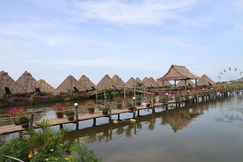 From Siem Reap: Tonle Sap Floating Villages Tour - Boarding the local boat at Tonle Sap