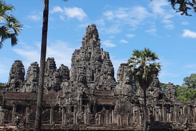 Full Day Angkor Wat Temples Tour with Pickup - Water, cold towels, and the value of $30