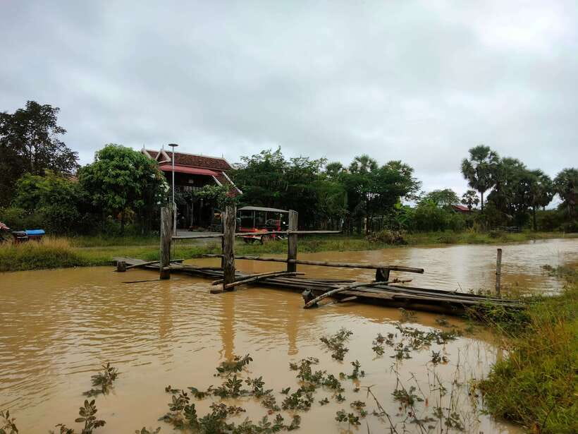 Full-day: Original bamboo train, Wat Banan, Phnom Sampov - Cham and Javanese villages, with local snacks