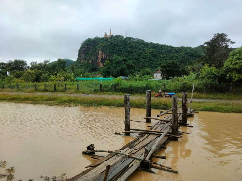 Full-day: Original bamboo train, Wat Banan, Phnom Sampov - Battambang’s civic center and the Tadam Bong statue
