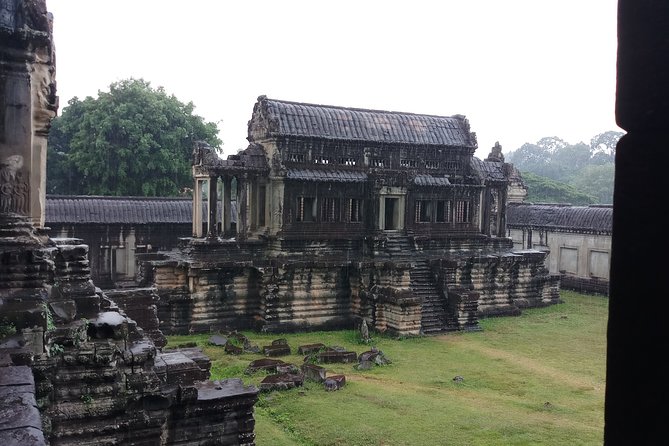 Full-Day Private Custom Tour in Siem Reap - The car, group size, and personal service