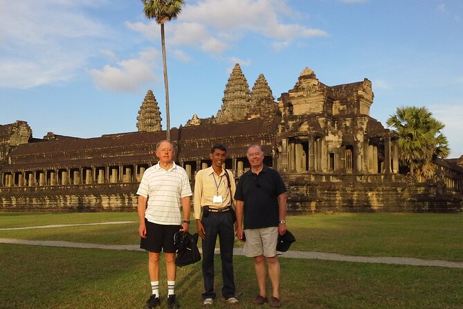 Full-Day private Tour with Sun Rise in Lost City & Angkor Wat from Siem Reap - Breakfast near the temple
