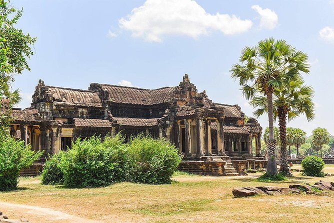 Full-Day Temples of Angkor Small Group Tour - Angkor Wat: two hours among carved galleries