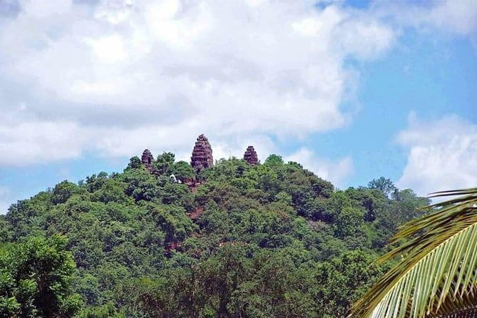 Full Day Tour from Siem Reap - Bamboo Train, Killing Cave & Sunset - Facing the Killing Cave at Phnom Sampeau
