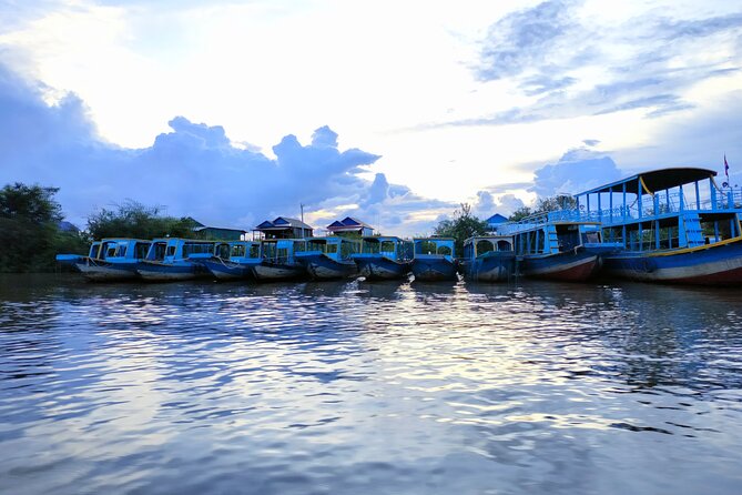 Half-Day Private Sunset Tour In Kampong Phluk From Siem Reap - Walking through the stilted village