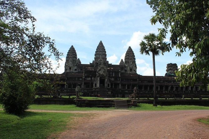 Half Day Tour- Angkor Wat, Ta Promh, Bayon Temple - Comfort in the Cambodian heat