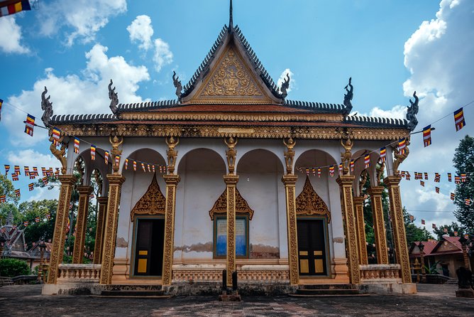 Highlights & Hidden Gems With Locals: Best of Siem Reap Private Tour - Praying for luck at Preah Ang Chek Preah Ang Chom