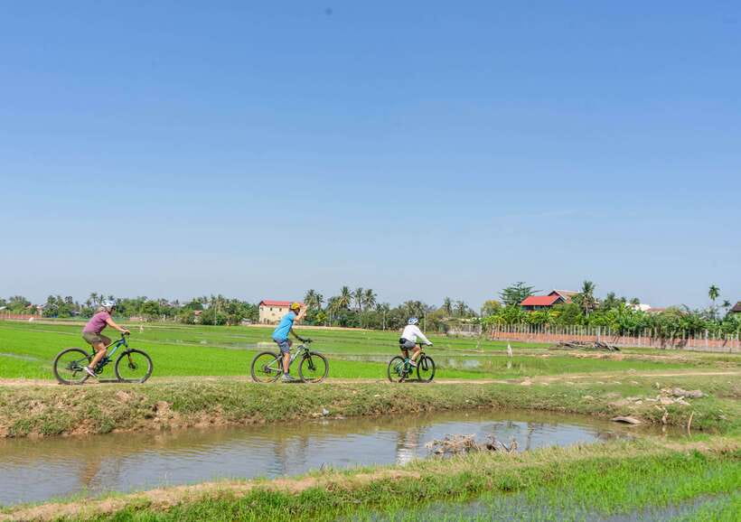 Kampong Phluk: Floating Village Sunset Bike Tour or E-Bike - Lunch at a Cambodian homestay