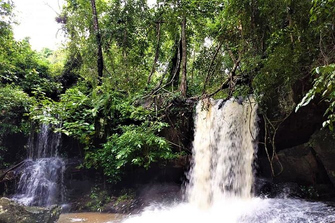Kbal Spean Trekking Tour with Banteay Srei and Landmine Museum - Banteay Samre as a calm final temple