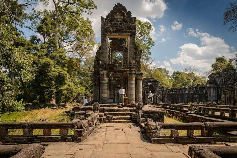 Kbal Spean Trekking Tour with Banteay Srei & Landmine Museum - Walking to the River of 1000 Lingas